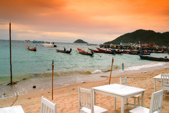 泰国海滩上 白色椅子