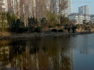 城市的湖