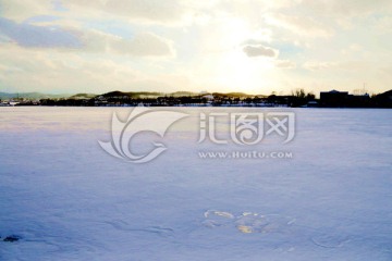 夕阳下的冰雪湖面