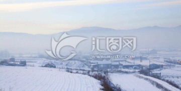 白雪皑皑的小山村