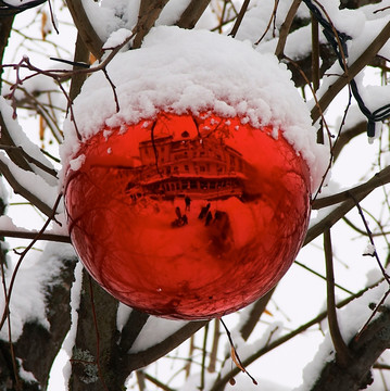 雪地上的红色闪光球