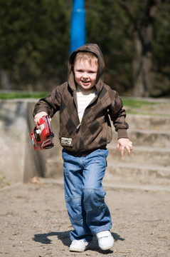 男孩在公园跑步。
