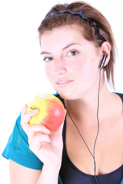 吃苹果听音乐的女孩