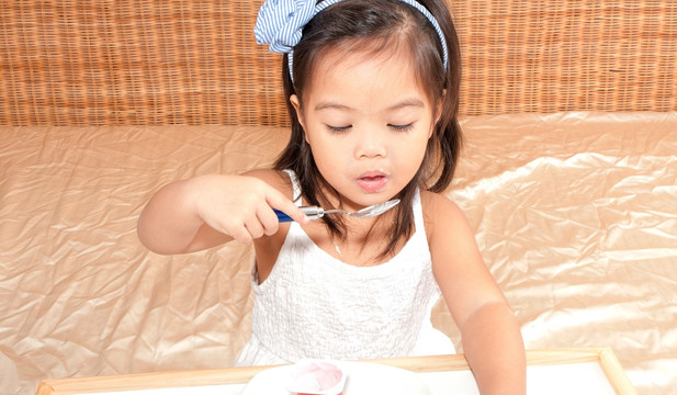 幼儿进食