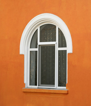 黄色现代房屋的窗户
