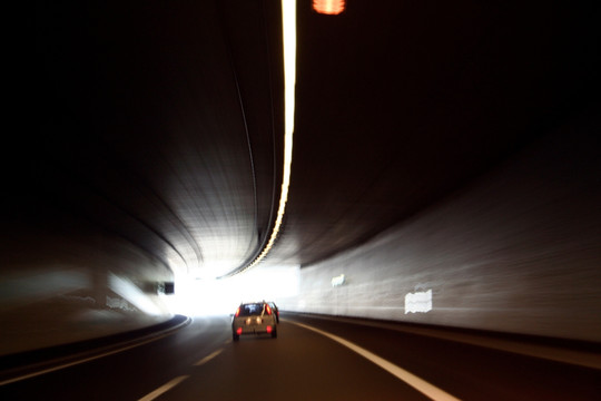在隧道中的汽车灯
