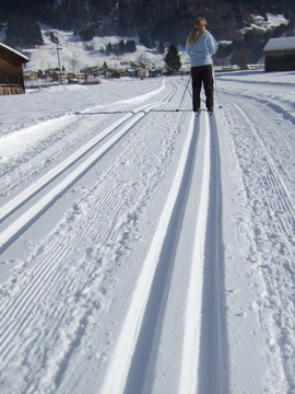 越野滑雪道的女子