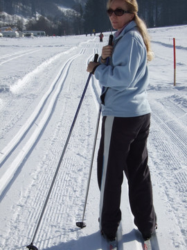 越野滑雪道的女子