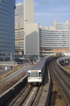 摩天大楼和地铁轨道