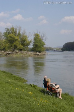 夫妇坐在多瑙河