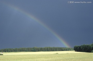 彩虹穿过田野