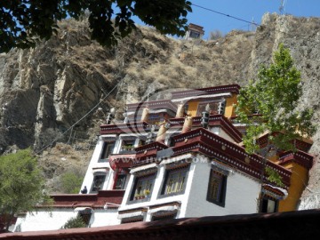 拉萨鲁普岩寺