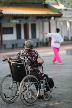 轮椅上健身的老人