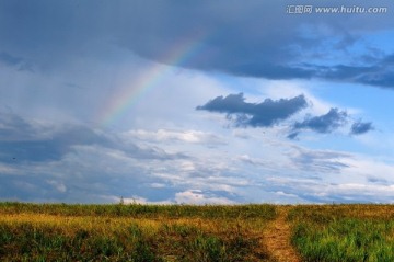 内蒙古呼伦贝尔草原雨后彩虹