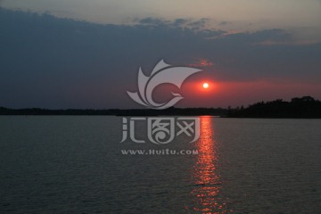 乌云 夕阳 湖面
