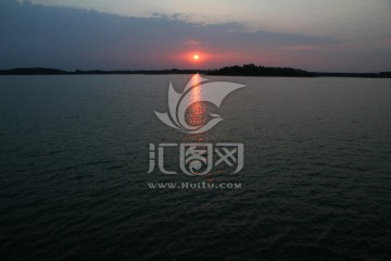 乌云 湖面