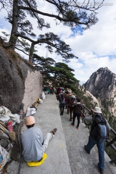 黄山景区步道施工工人 栈道