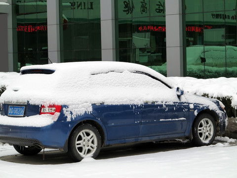 积雪 大雪 汽车上的雪