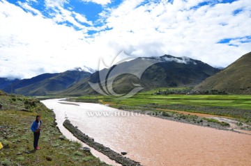 西藏风光 蓝天白云 高原农作物