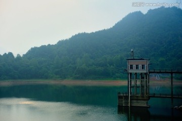 陈蔡水库东白湖上的水文站和观景