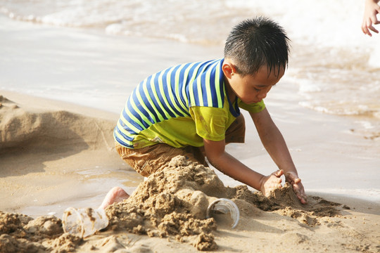 玩沙小孩 大海