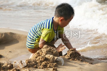 玩沙 儿童 专注 沙滩 大海