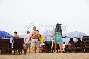 背影 沙滩椅 海边 遮阳伞