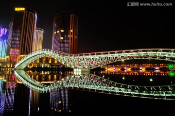 水边的钢结构桥梁和高楼夜景