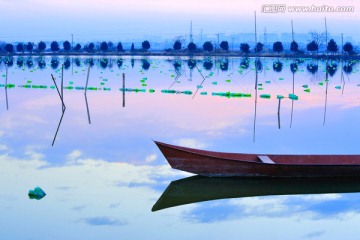 珍珠湖上的宁静小船