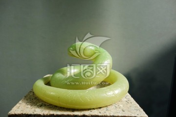 翡翠蛇雕像