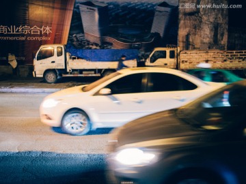 齐头并进的汽车 兰州夜色