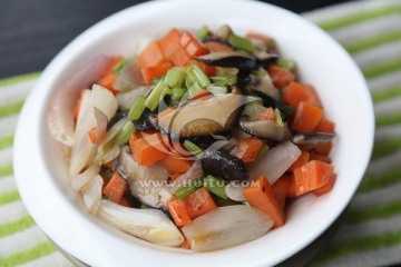 洋葱胡萝卜炒香菇