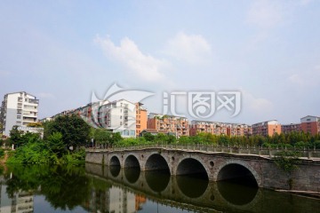 西充县城风光及石拱桥