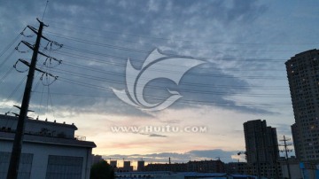 黄昏时的云和电线杆
