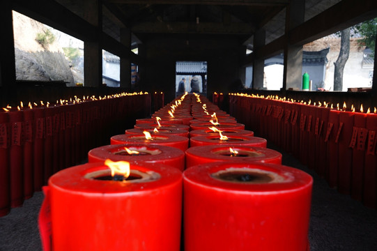 中国佛教寺庙里的红蜡烛