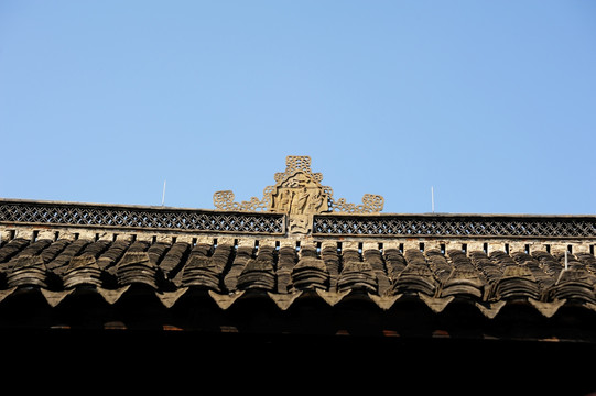 屋顶上的官帽装饰砖雕