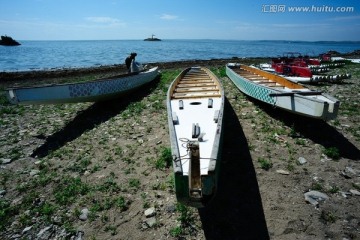 内蒙古呼伦湖的独木舟
