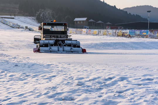 人造滑雪场 压雪机
