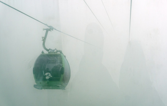 云雾中的缆车