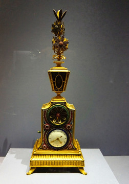 十八世纪铜镀金嵌五色玻璃转花钟