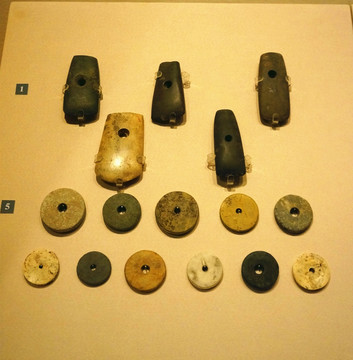 大汶口文化 石斧和石纺轮