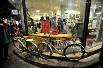 夜间的开放式店铺与自行车
