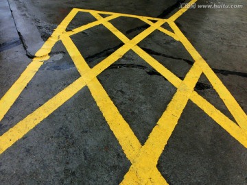 黄色网状线禁停交通标识
