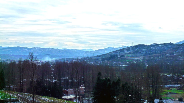 雪山 山脚人家 田园冬景