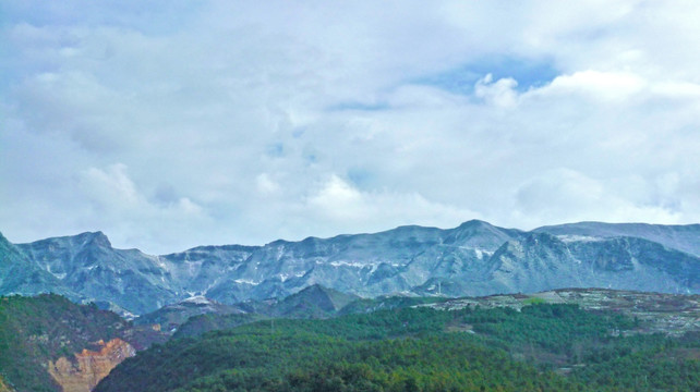 雪山 山脚人家 田园冬景