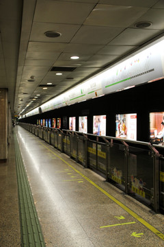 空旷的地铁站台