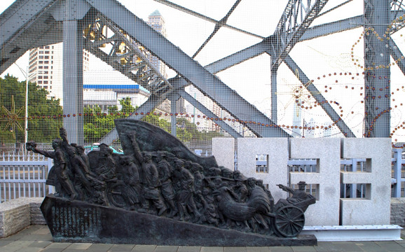 海珠桥1933年落成纪念雕塑