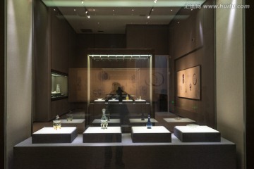 博物馆橱窗里的陶瓷展品