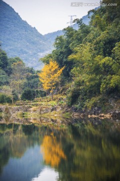 山水倒影