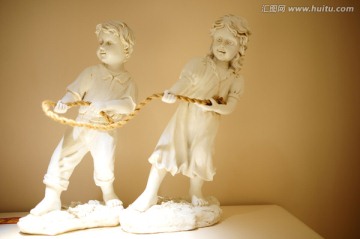 拿草绳的雕塑小孩